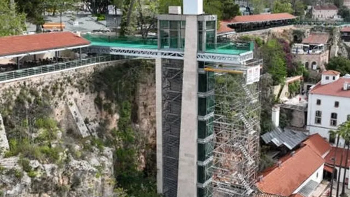 Antalya Yat Limanındaki asansörde bakım onarım!