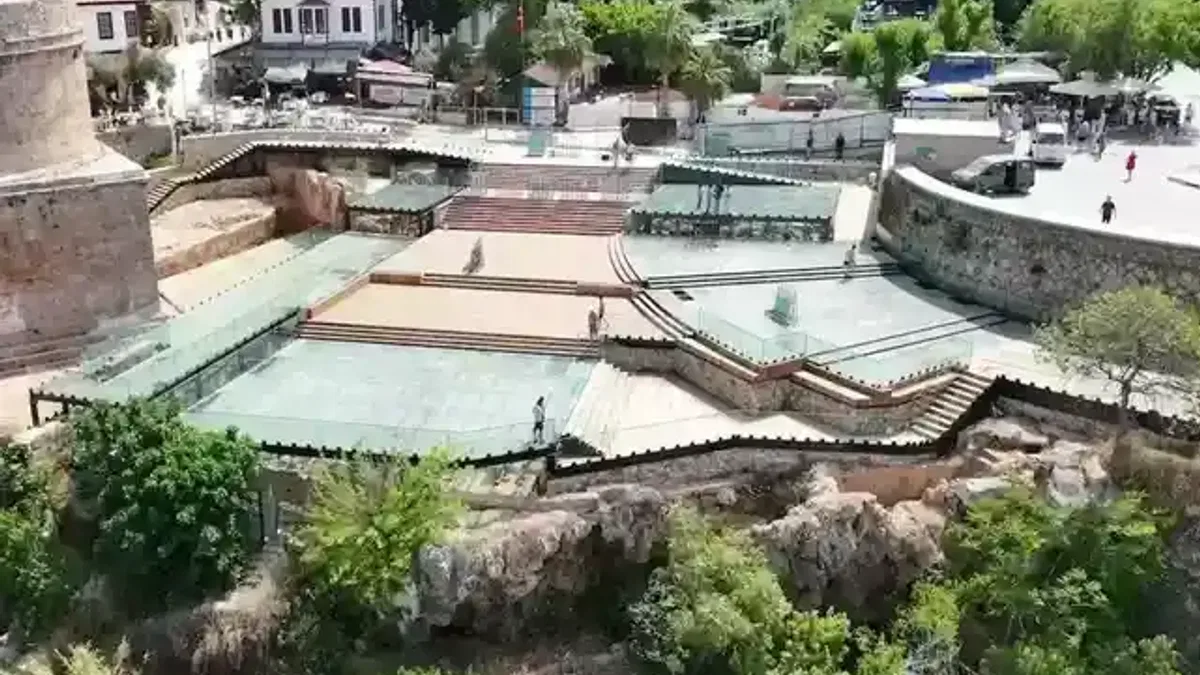 Tarihi kulede inanılmaz defile