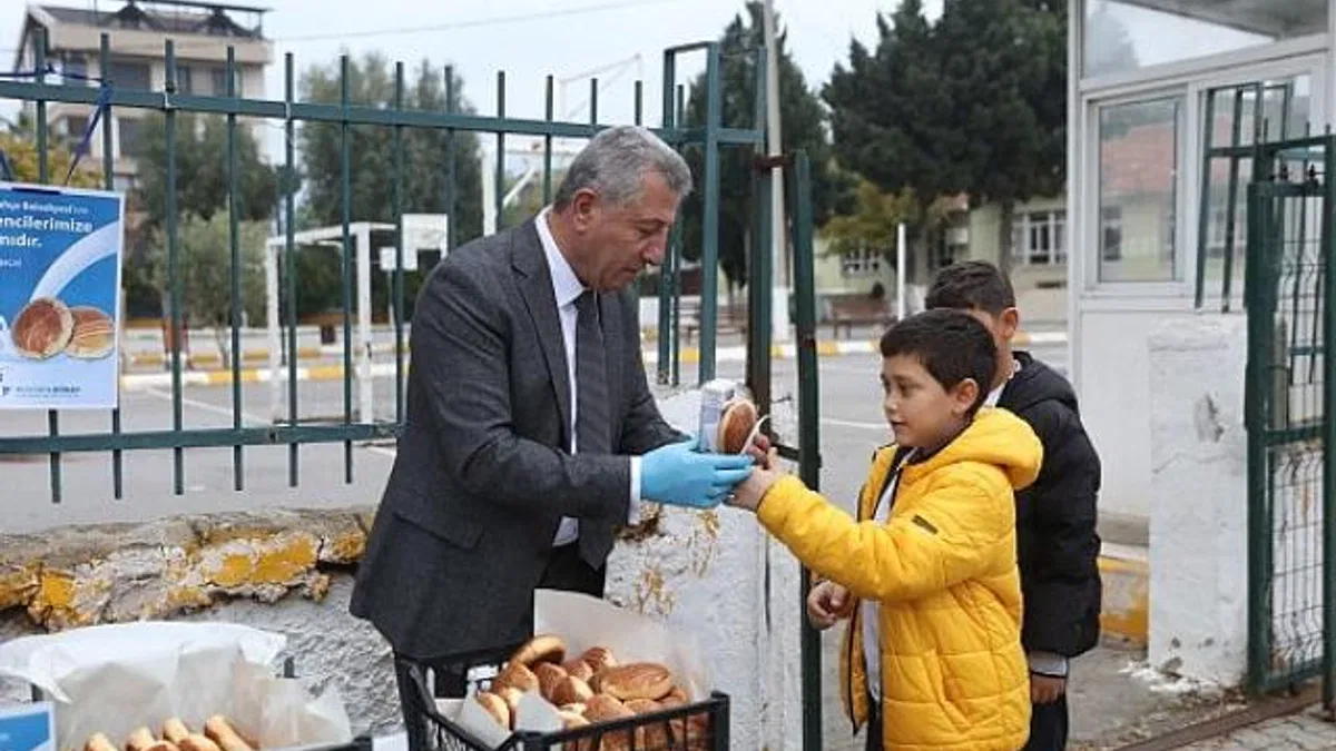 Güzelbahçe Belediyesi’nden öğrencilere süt ve pohaça