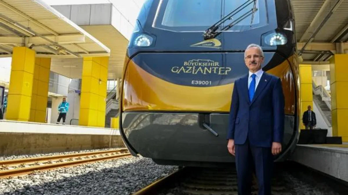 İlk milli banliyö tren seti raylarda
