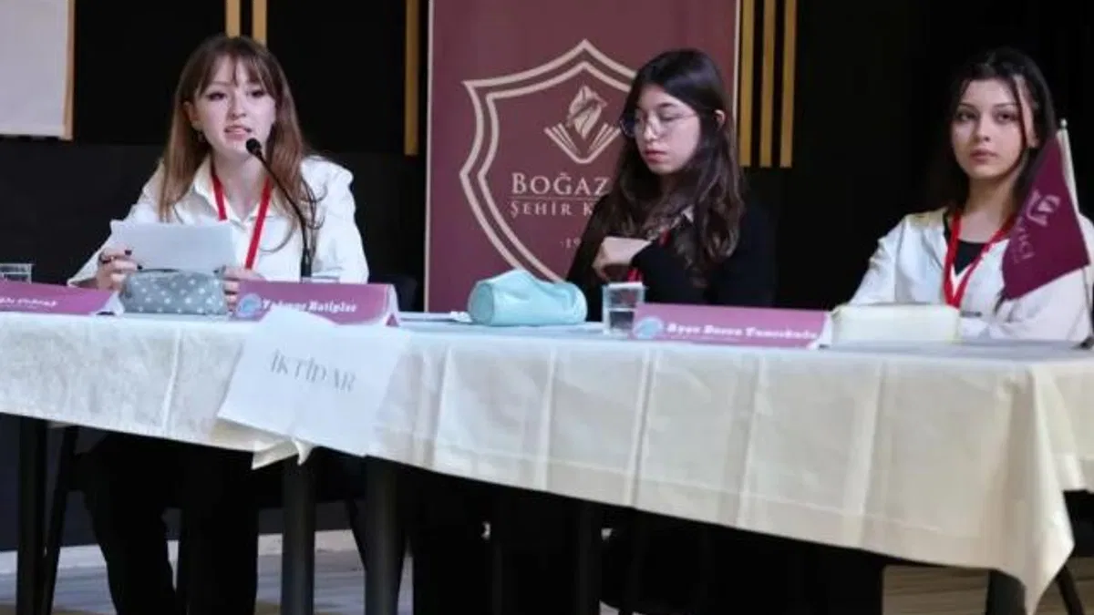 Kütahya’da liseler rası münazara finalinde gençler sahnedeydi