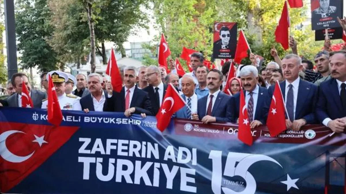 Binlerce Kocaelili 15 Temmuz kortejinde
