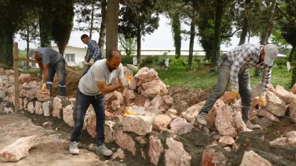 Kocaeli’de 17 mezarlıkta taş duvar ve tel çit yapılıyor