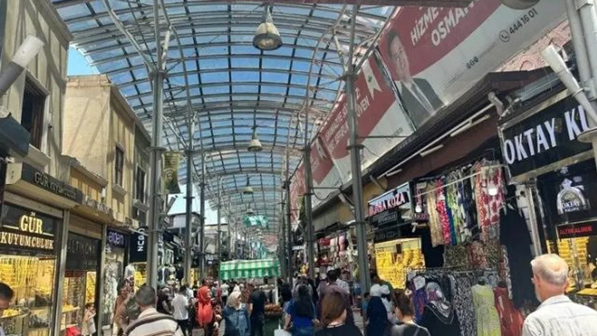 Bursalılar haftanın ilk günü çarşıya akın etti