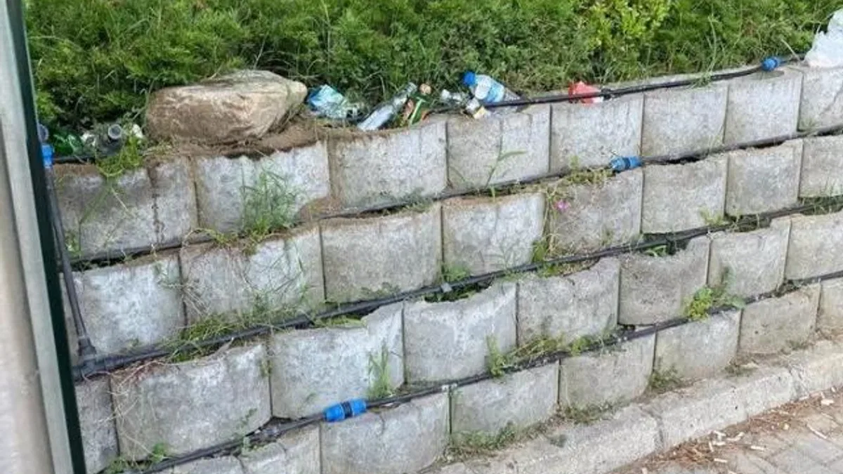 Vatandaş çöp konteyneri olmayan duraktan şikayetçi