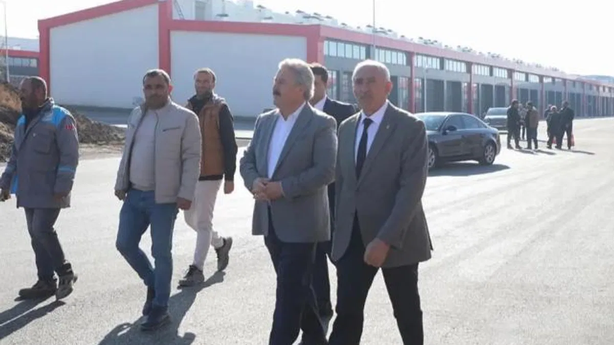 Kayseri Melikgazi’den oto sanayide asfalt mesaisi