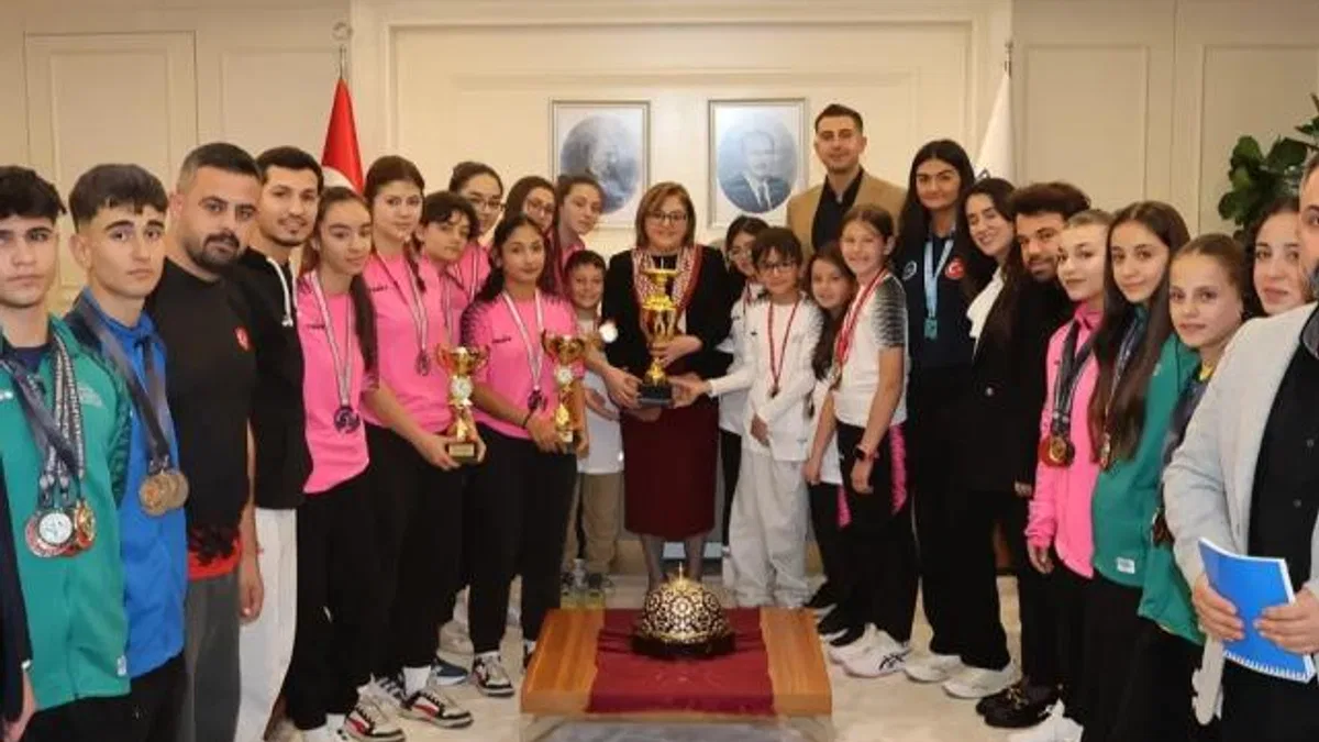 Gaziantep’in şampiyon sporcuları Başkan Şahin’i ziyaret etti