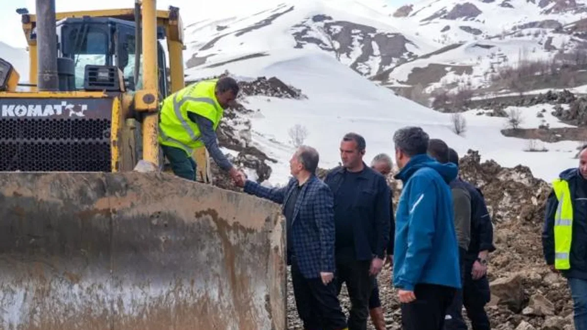 Hakkâri–Van yolunda seferberlik… Heyelan sonrası çalışmalar sürüyor