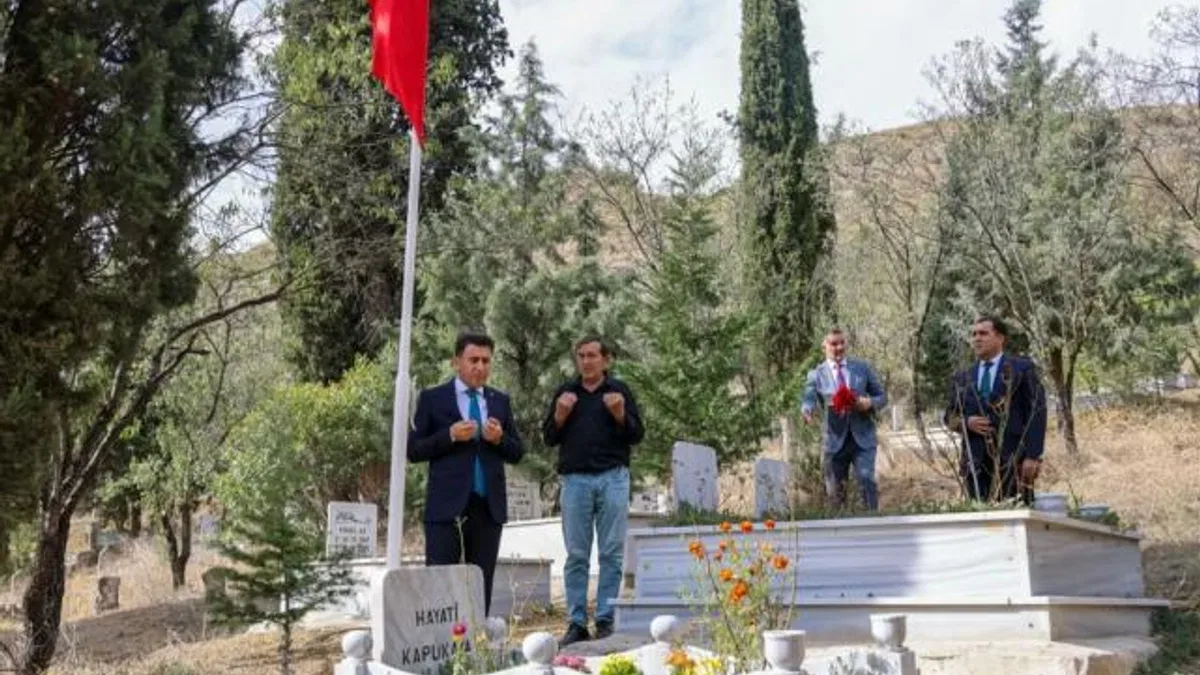 Vali Aygöl Şehit öğretmen Hayati Kapukaya’yı mezarı başında dualarla andı