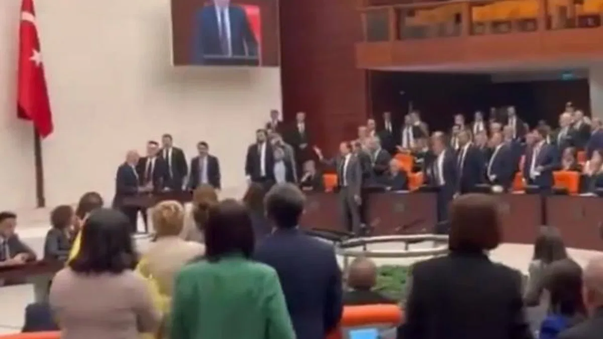Olağanüstü oturumda kan aktı!