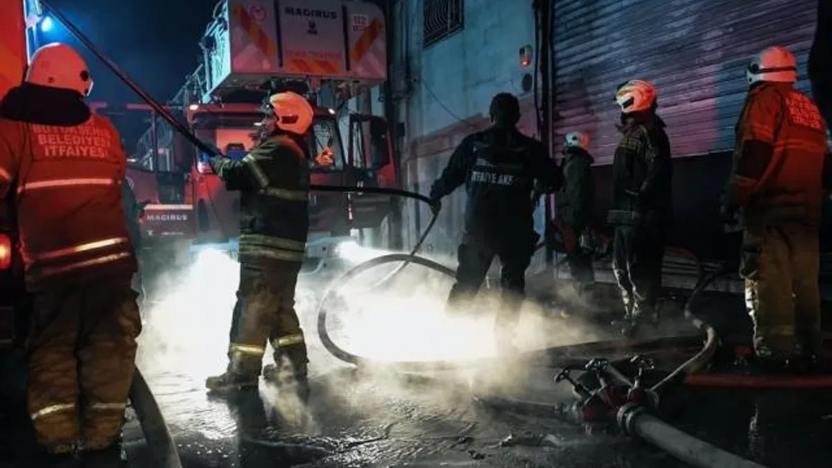 İzmir Buca’da mobilya atölyesinde yangın korkuttu