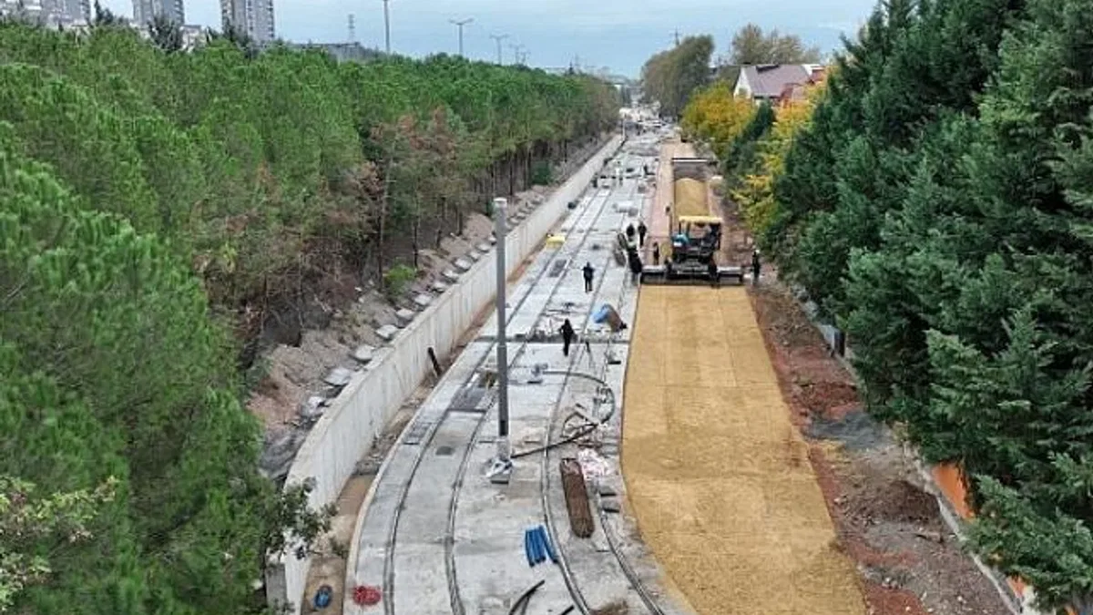 Alikahya tramvayı stada doğru ilerliyor