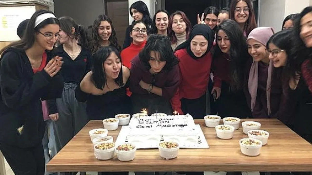 Sosyal Tesislerde kalan gençler yılbaşı gecesi yalnız bırakılmadı