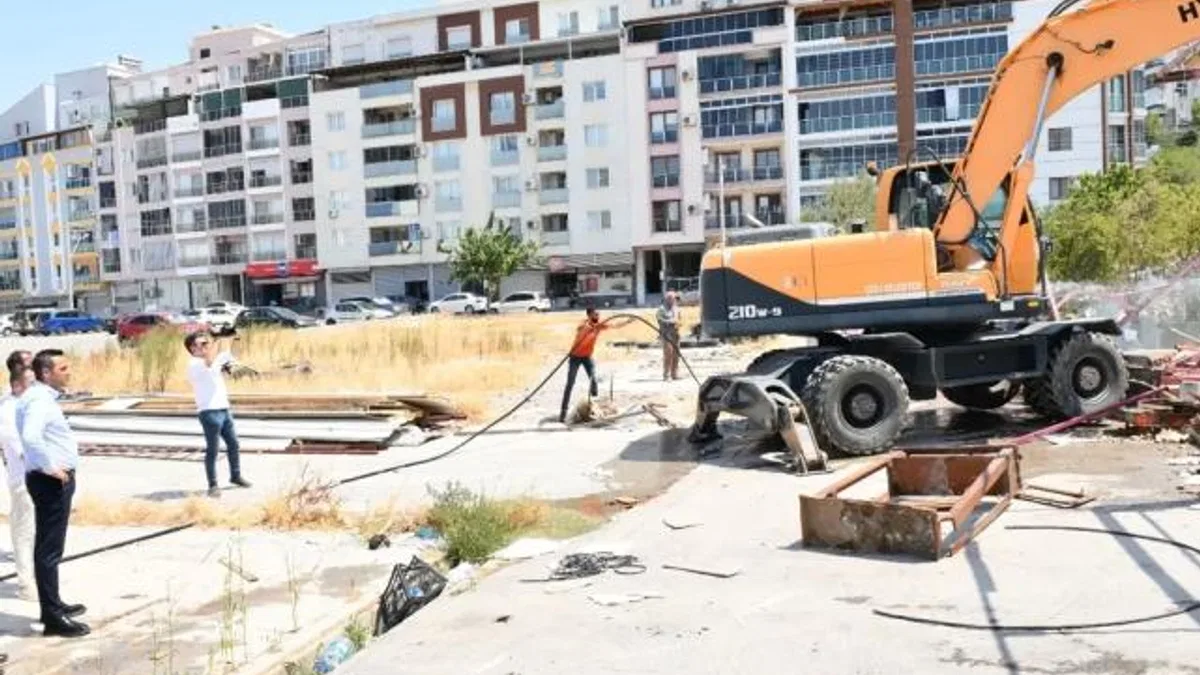 İzmir Çiğli’de kaçak yapının yerine yol ve park