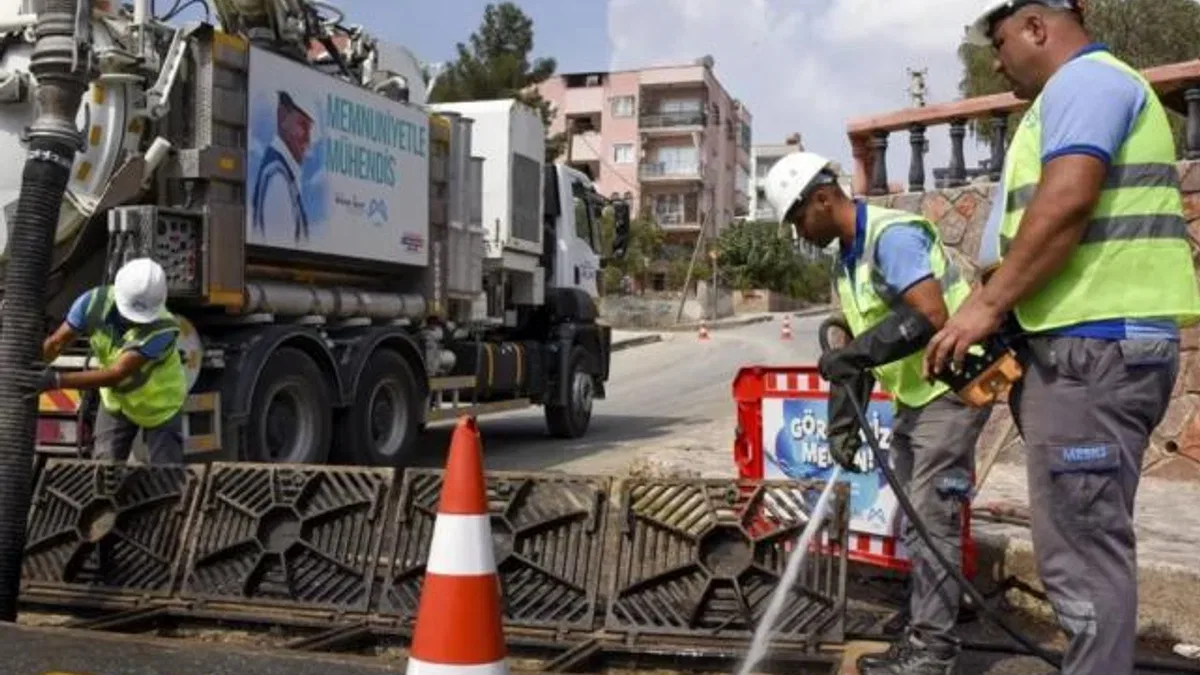 Mersin’de taşkınlara karşı 7/24 temizlik mesaisi