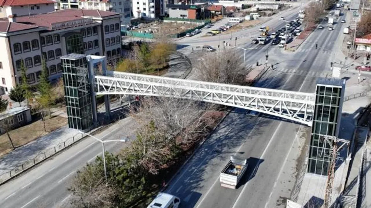 Konya’da yeniden inşa edilen Yaşar Doğu Yaya Üst Geçidi hizmete açıldı