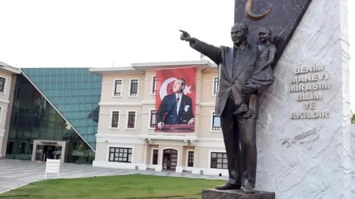 Bursa’da Osmangazililer Ata’yı belediye önündeki anıtta anacak