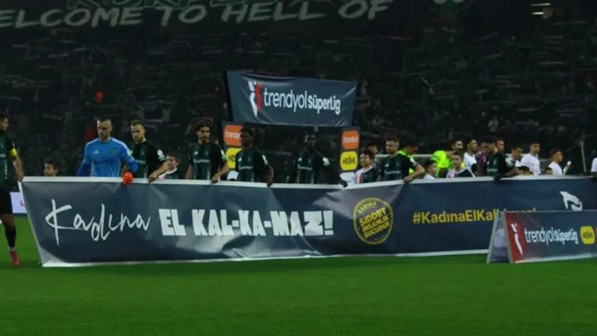 Kocaeli Stadyumu’nda futbolcular kadına şiddete karşı birleşti