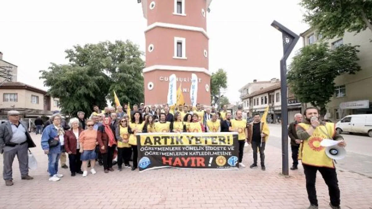 Öğretmene şiddete düdüklü alkışlı protesto