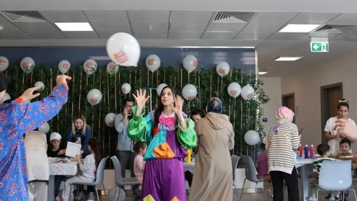 Hastanedeki çocuklara 23 Nisan sürprizi
