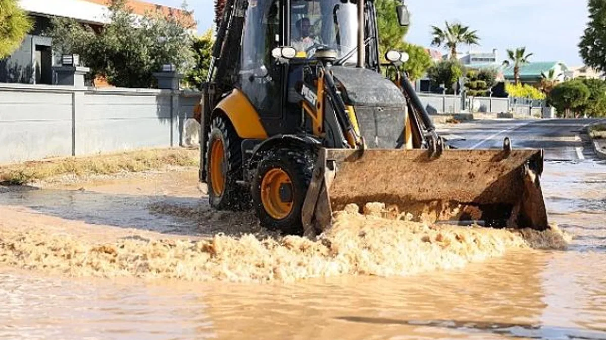 Çeşme Belediye ekipleri yoğun yağışa karşı sahada