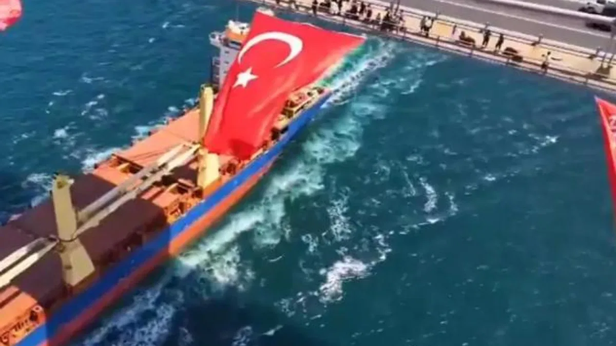 İstanbul’un üç köprüsüne Türk Bayrağı asıldı