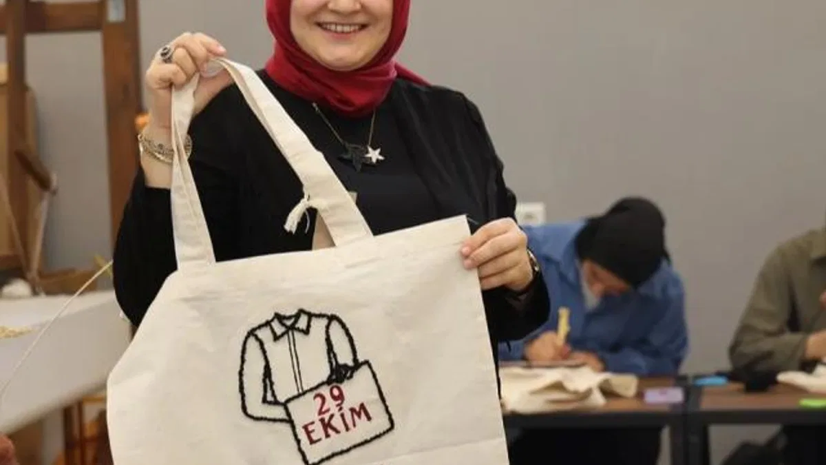 Cumhuriyet’in 102. yılına özel ay yıldızlı çantalar
