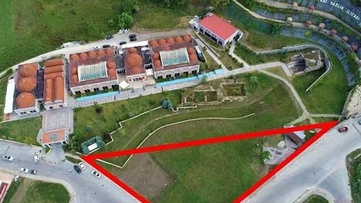 Gölcük Belediyesi’nden Yazlık’ta otel yapımı şartıyla yer satışı.