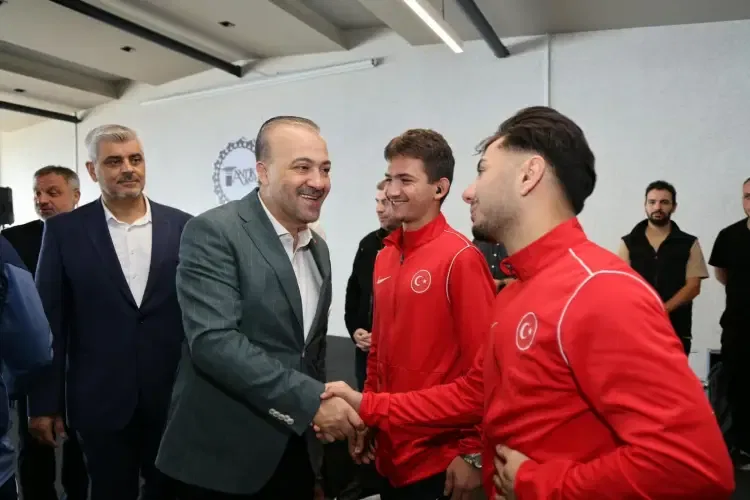 Başkan Büyükakın başarılı Kağıtsporlu sporcularla buluştu