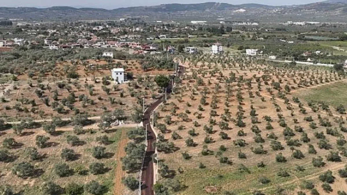 Büyükşehir’den çevre yerleşimlerde sathi kaplama atağı 14 ilçede 200 kilometrelik ova yolu düzenlendi