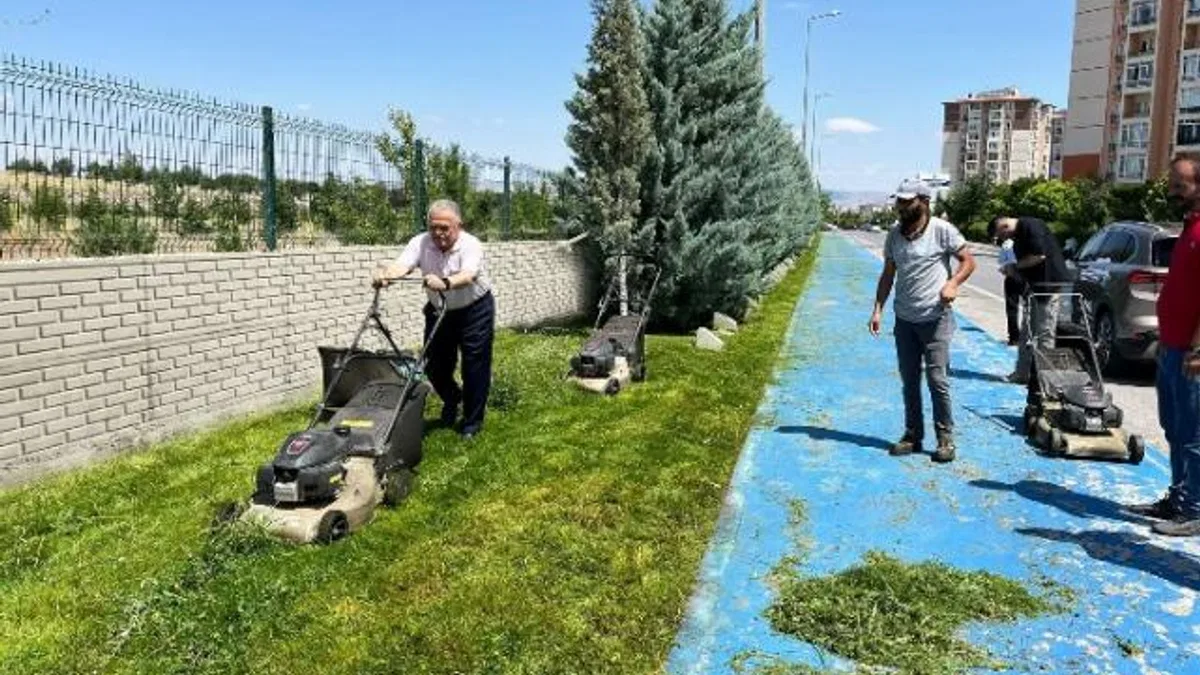 Başkan Büyükkılıç, işçilerle bir araya geldi, çim biçti