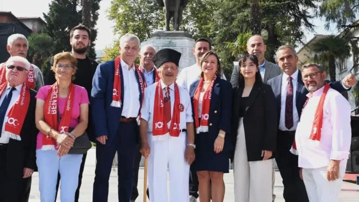 Atatürk’ün Cumhurbaşkanı olarak Bursa’ya gelişinin 100. yılı anısına çelenk sunumu yapıldı