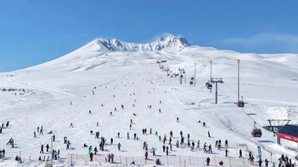 Rekortmen Erciyes yeni kayakseverleri bekliyor