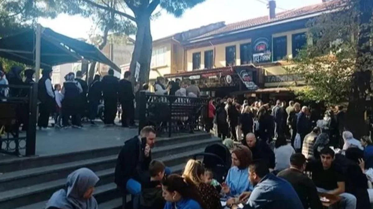 Bursa’da tahinli pide kuyruğu! Yemek için dakikalarca bekliyorlar