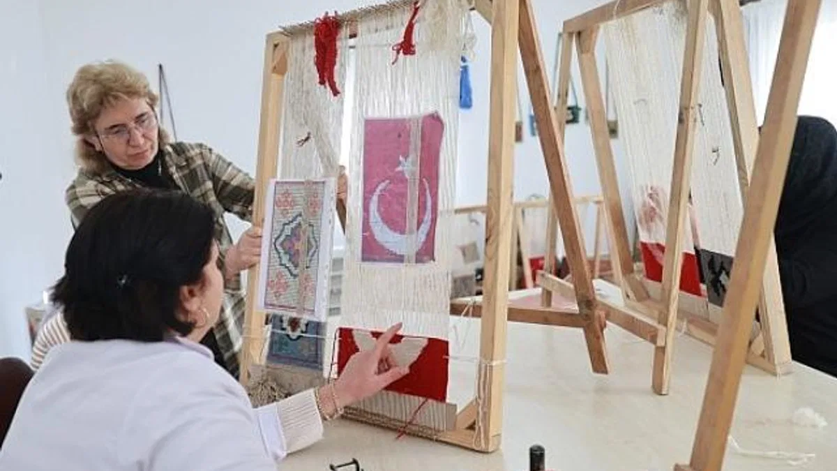 Kadınlar Kök Boya Tekniği Kullanarak Halı ve Kilim Dokuyor