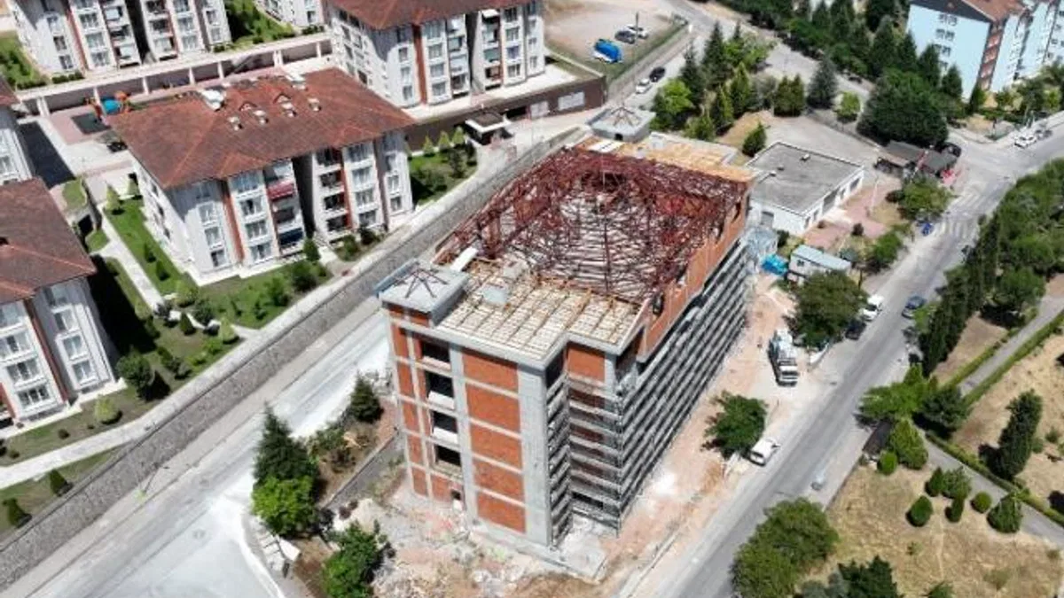 Derince Cemevinde çatı imalatı sürüyor