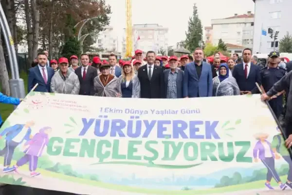 Çekmeköy'de düzenlenen etkinlikte yaşlılar ve gençler doğada yürüdü