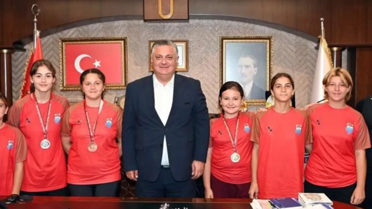 Yalovalı başarılı güreşçilerden Başkan Gürel’e ziyaret