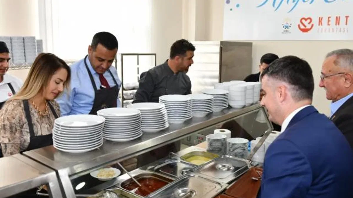 İzmir Çiğli’de ‘askıda yemek’ başladı