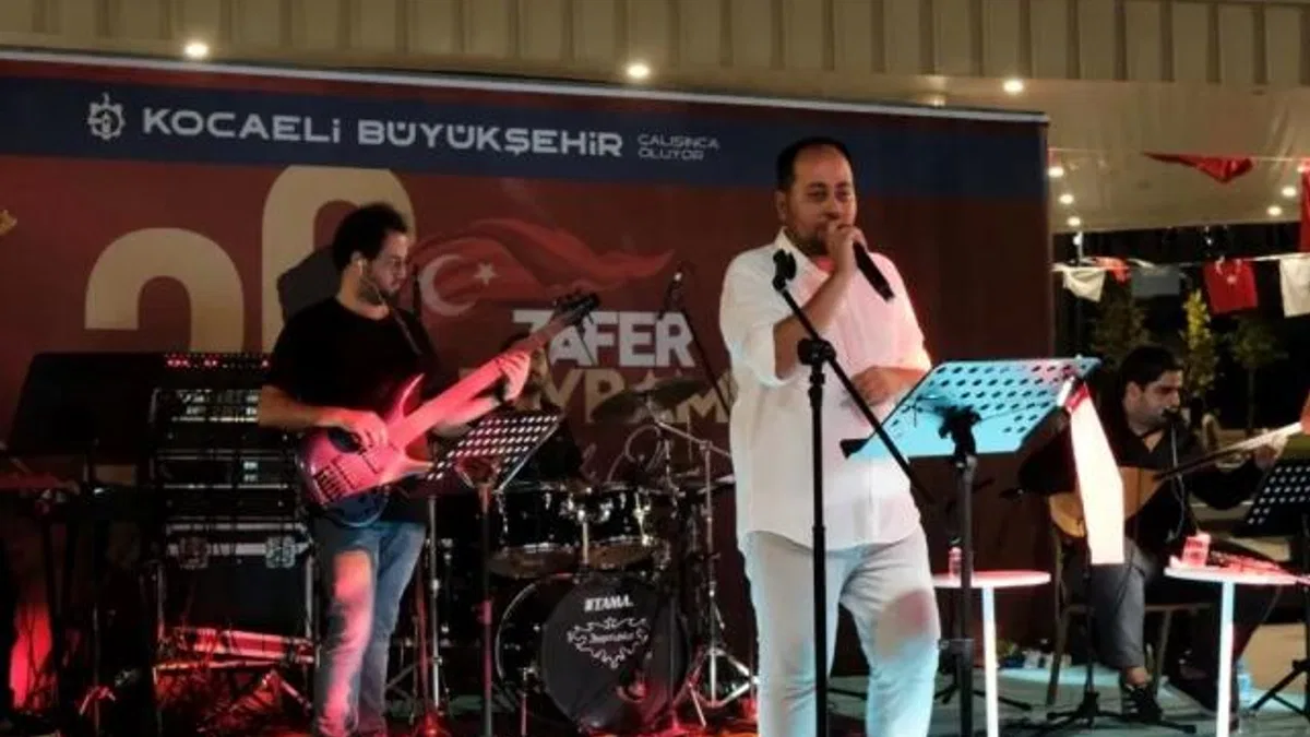 Zafer meşalesi Milli İrade Meydanı’nda yakıldı