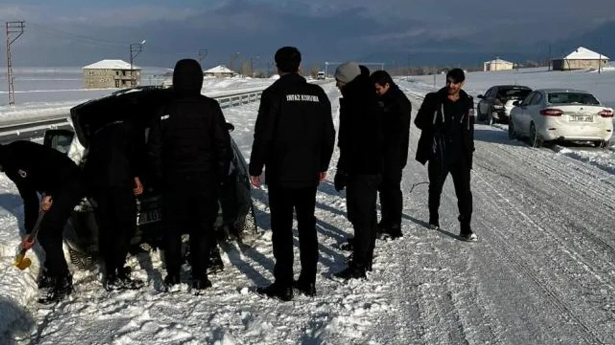 Ağrı’da infaz ve koruma memurlarından yol yardımı