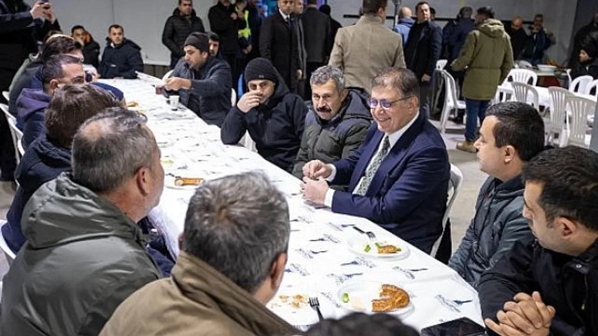 Başkan Tugay şantiyede Büyükşehir Belediyesi emekçileriyle buluştu “Namusumuzla, bütün gayretimizle İzmir için çalışmaya devam edeceğiz”