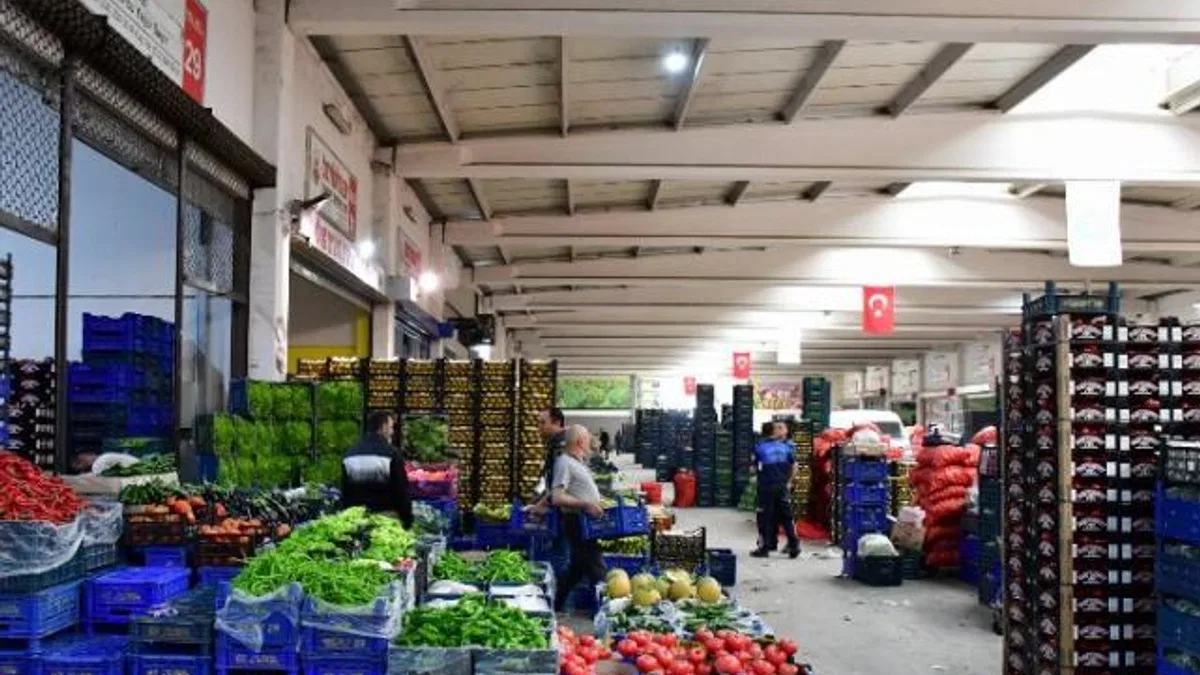 Başkan Zeyrek, hal esnafının yüzünü güldürdü