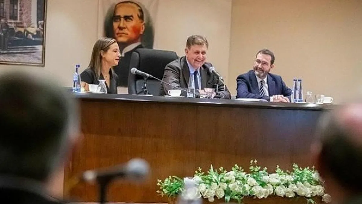 Başkan Tugay Selçuk’ta hem esnafla hem muhtarlarla buluştu “2025 ne hedeflediysek yapıp bitirdiğimiz bir yıl olacak”