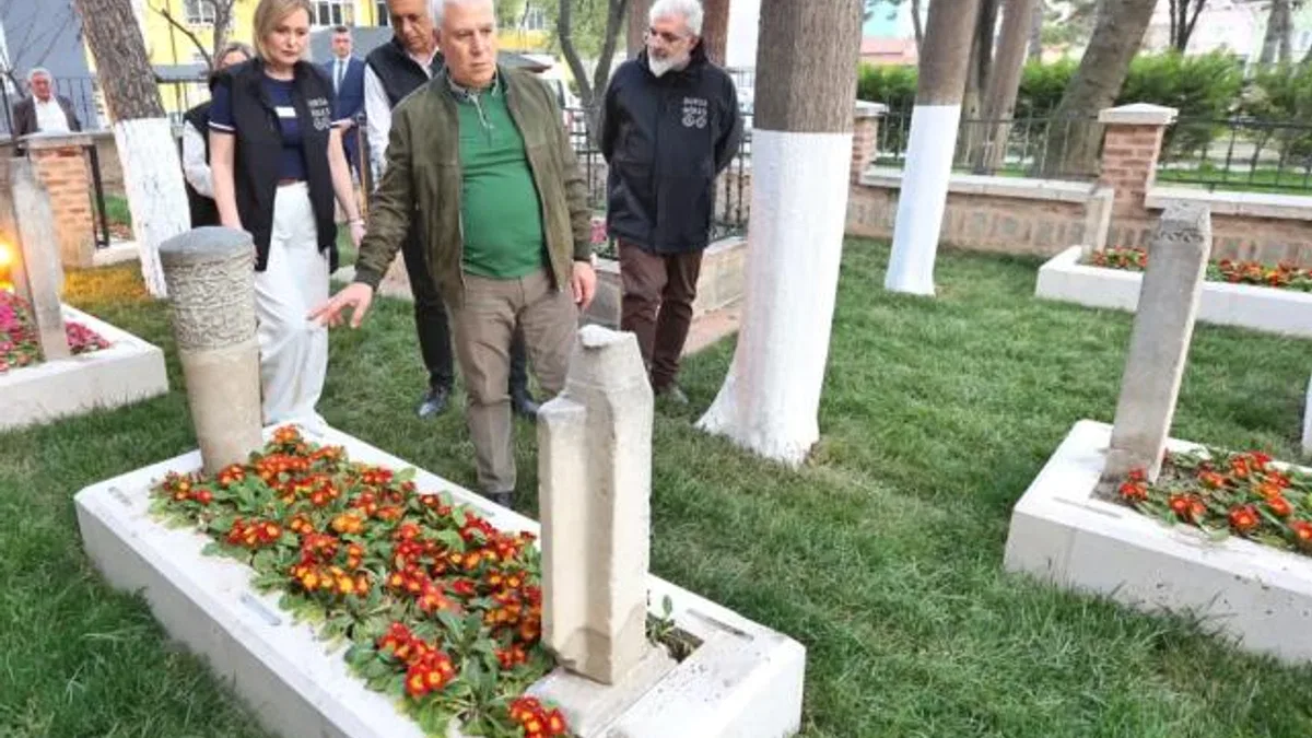 İznik Mahmud Çelebi Camii’nin haziresinde bakım onarım