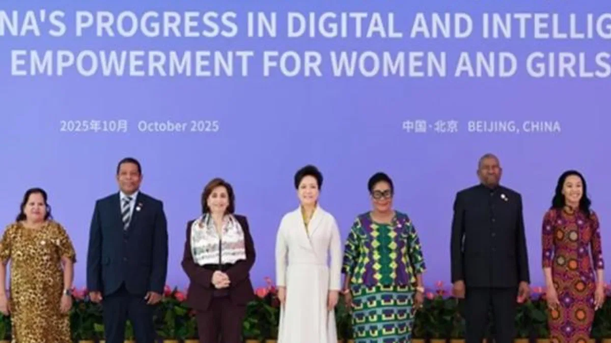 Peng Liyuan’dan kadınlar ve kız çocukları için teknoloji çağrısı