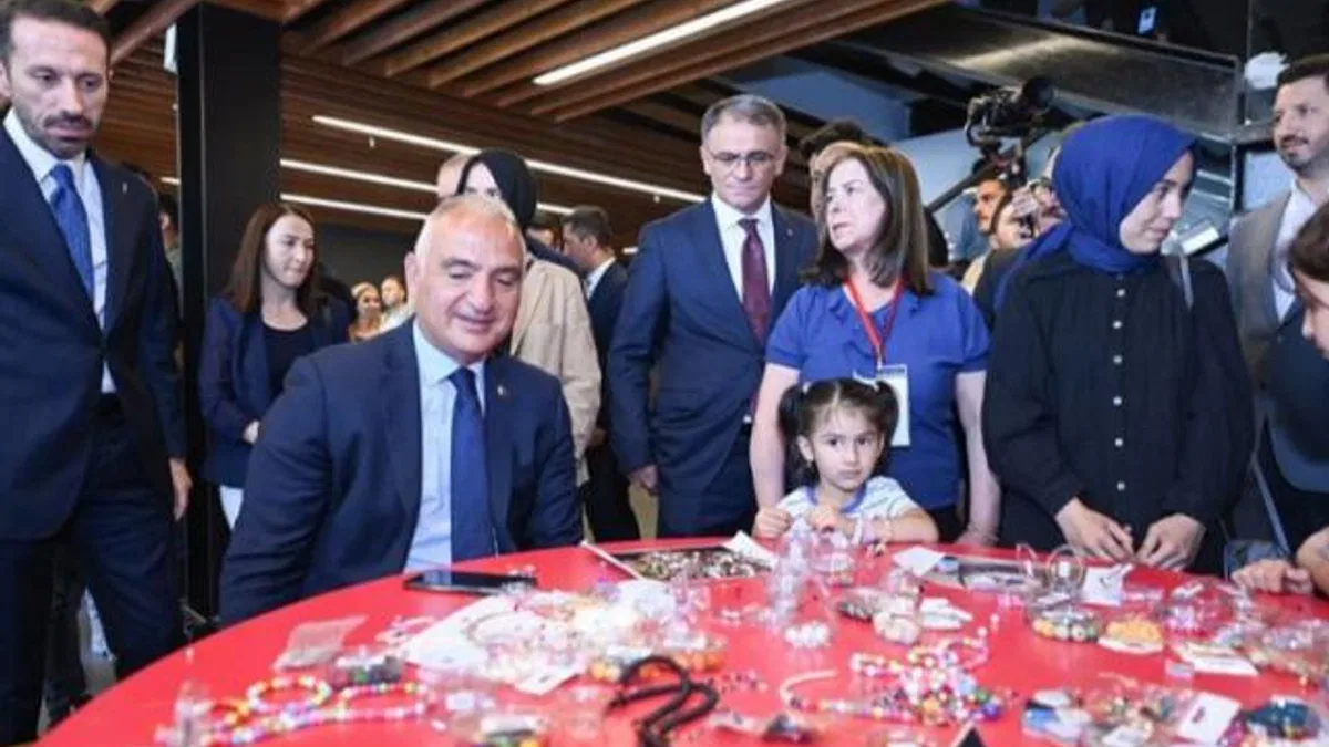 Bakan Ersoy: Van adeta Sanat Galerisi’ne dönüşecek