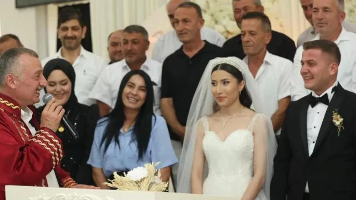 Kocaeli’de düğüne gitti, vatandaşla sohbet etti