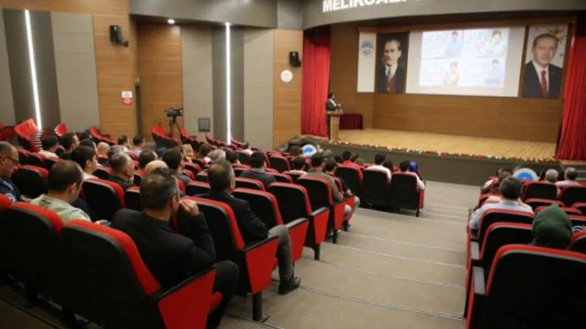Melikgazi’de dijital yaşam ve iletişim konuşuldu