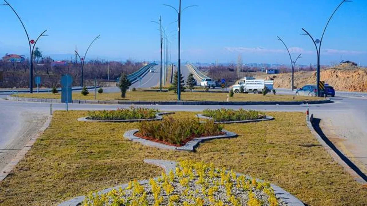 Malatya’nın caddesi yeşil görünüme kavuşuyor
